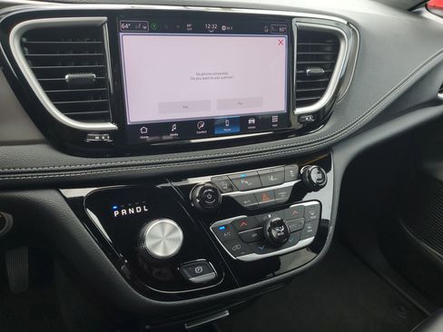 Used 2025 Chrysler Pacifica Select FWD image 24
