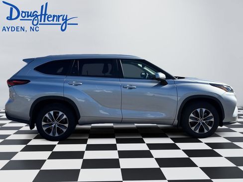 Used 2024 Toyota Highlander XLE image 6