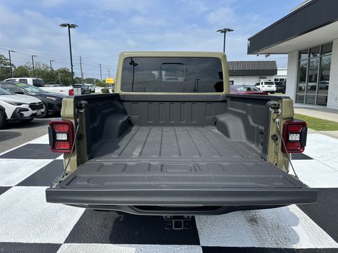 Used 2025 Jeep Gladiator Rubicon w/ Convenience Group AWD/4WD image 5