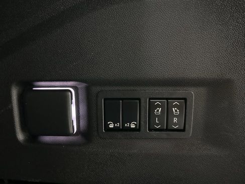 Used 2022 Chevrolet Tahoe Z71 w/ Luxury Package AWD/4WD image 38