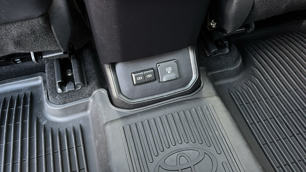 Used 2024 Toyota Highlander Platinum AWD/4WD image 11