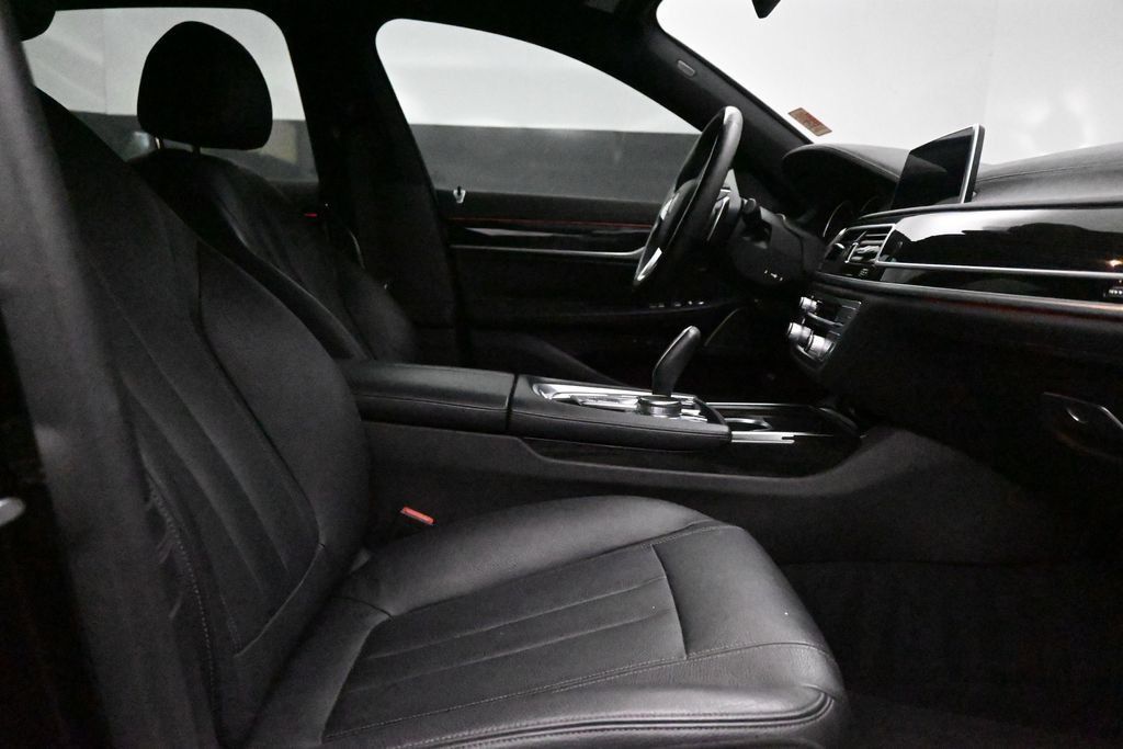 Used 2019 BMW 740i w/ M Sport Package RWD image 11