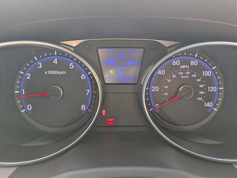 Used 2011 Hyundai Tucson GLS image 11