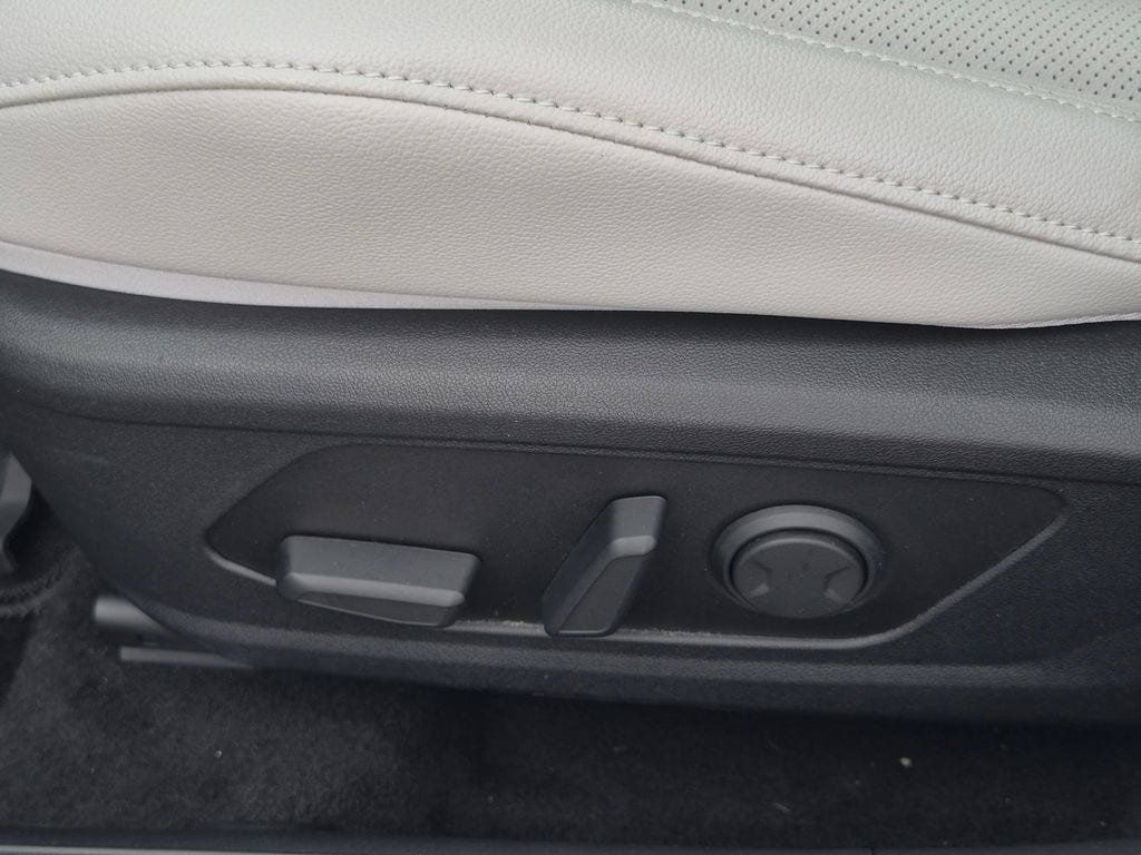 Used 2025 Hyundai Elantra Limited FWD image 13