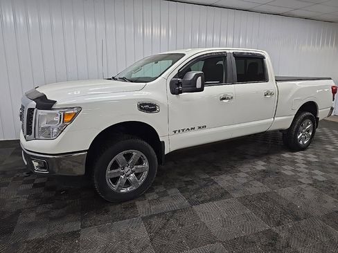 Used 2018 Nissan Titan SV image 6