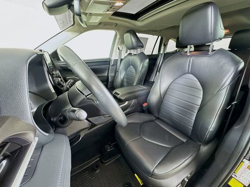 Certified 2024 Toyota Highlander XLE AWD/4WD image 2