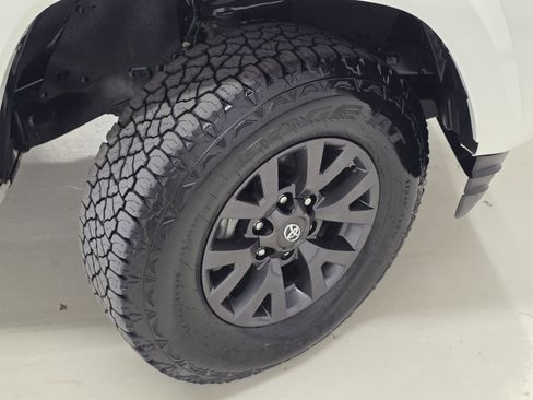 Used 2020 Toyota Tacoma SR5 AWD/4WD image 41