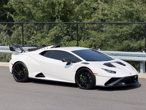 Used 2024 Lamborghini Huracan STO RWD image 13