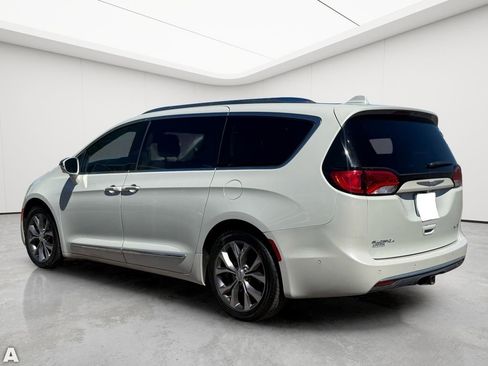 Used 2017 Chrysler Pacifica Limited image 4