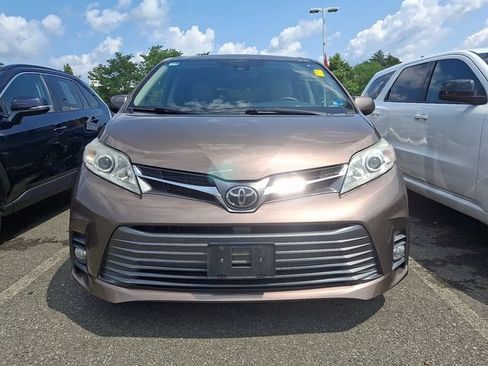 Used 2020 Toyota Sienna XLE FWD image 2