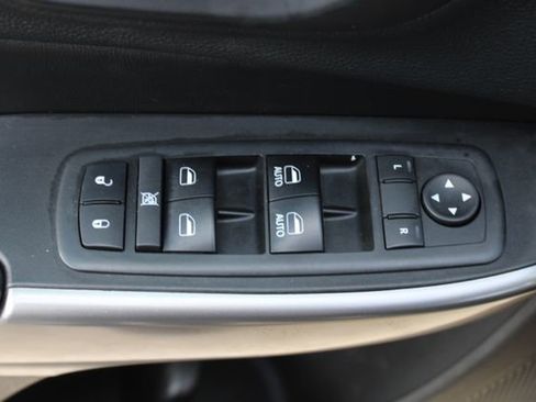 Used 2019 Jeep Cherokee Latitude Plus w/ Comfort/Convenience Group FWD image 11