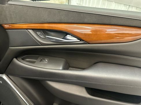 Used 2017 Cadillac Escalade Luxury AWD/4WD image 29