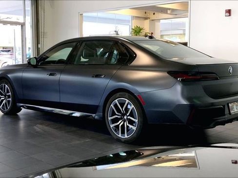 Used 2023 BMW 740i w/ Parking Assistance Package image 5