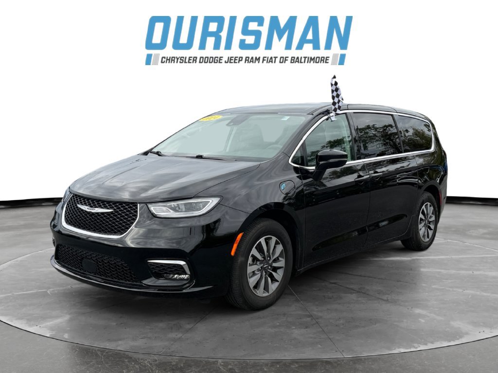 Used 2024 Chrysler Pacifica Limited FWD image 2