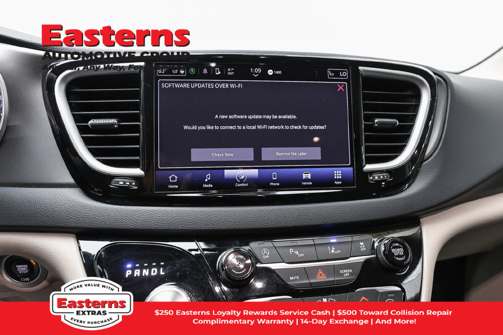 Used 2023 Chrysler Pacifica Touring-L FWD image 13