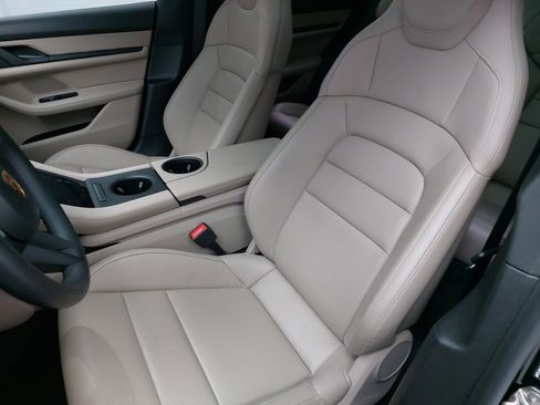 Certified 2022 Porsche Taycan image 5