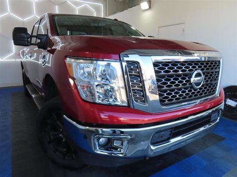 Used 2017 Nissan Titan SV image 3