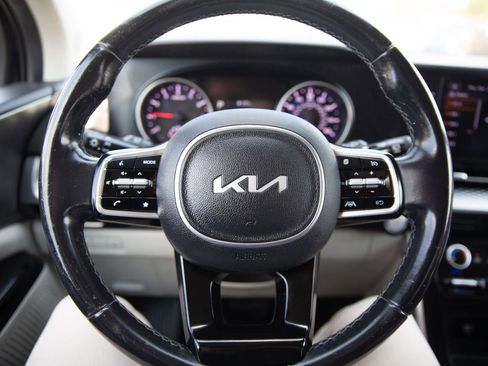 Used 2022 Kia Carnival LX image 11