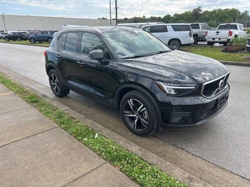 Used 2023 Volvo XC40 B5 Core AWD/4WD image 2