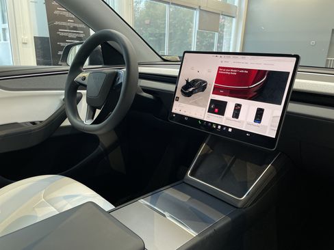 Used 2026 Tesla Model Y AWD image 32