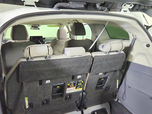 Used 2024 Toyota Sienna LE image 33