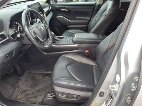 Used 2022 Toyota Highlander XLE AWD/4WD image 5