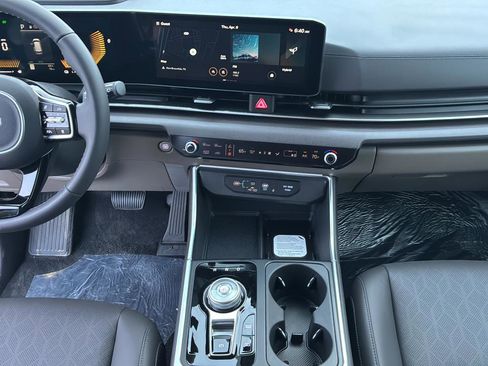 New 2026 Kia Carnival EX FWD image 32