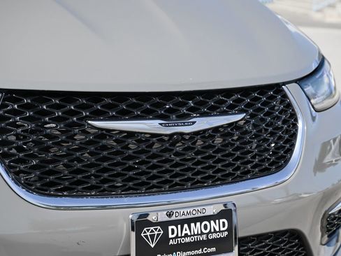 Used 2022 Chrysler Pacifica Touring-L FWD image 10