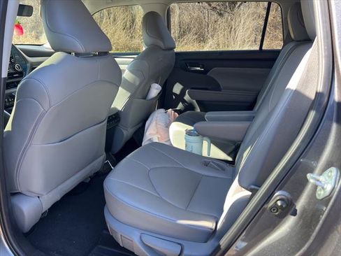 Used 2021 Toyota Highlander XLE image 12