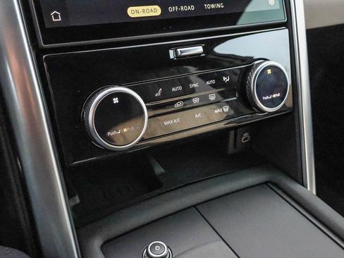 Used 2024 Land Rover Discovery Dynamic SE image 37