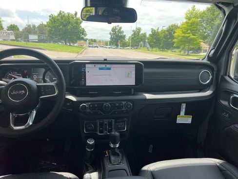 Used 2024 Jeep Wrangler Unlimited Sahara image 24