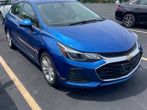 Used 2019 Chevrolet Cruze LT w/ Sun And Sound Package FWD image 4