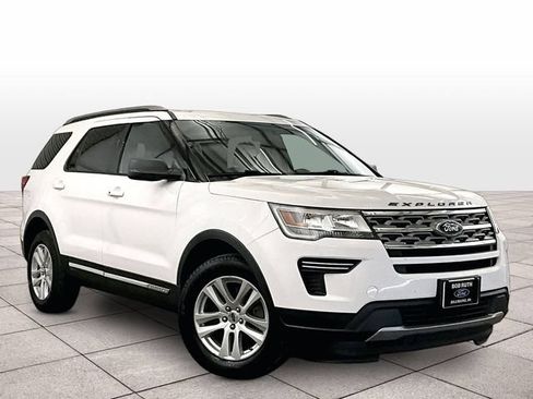 Used 2018 Ford Explorer XLT AWD/4WD image 2