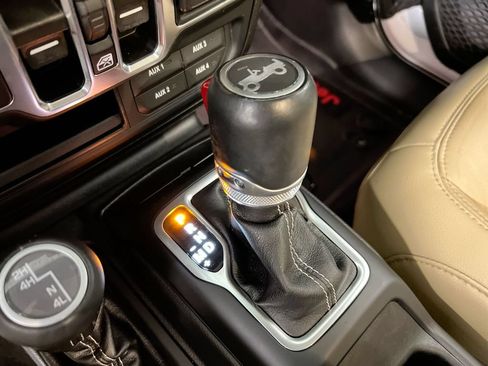 Used 2019 Jeep Wrangler Unlimited Sahara AWD/4WD image 17