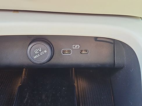 Used 2025 Volvo XC40 B5 Ultra w/ Climate Package image 9