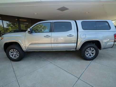 Used 2019 Toyota Tacoma SR5 AWD/4WD image 4