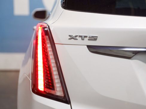 Used 2018 Cadillac XT5 Luxury w/ LPO, Black Ice Package image 35