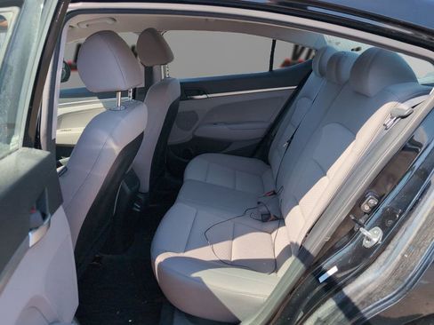 Used 2019 Hyundai Elantra SE w/ Winter Weather Package image 10