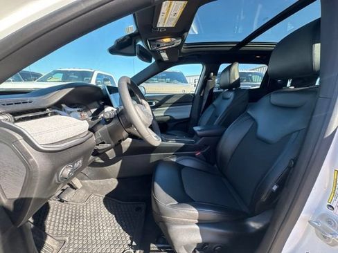 Used 2025 Jeep Compass Latitude w/ Sun & Sound Group AWD/4WD image 2