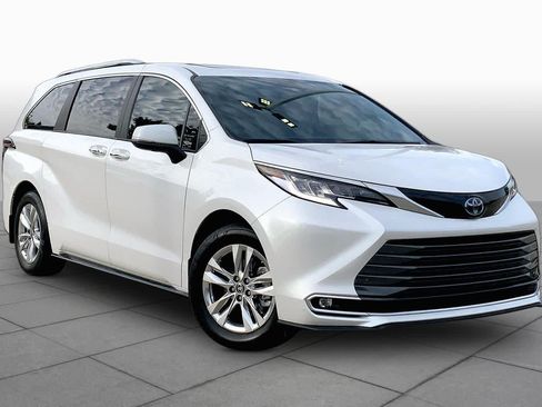 Used 2024 Toyota Sienna Limited AWD/4WD image 3