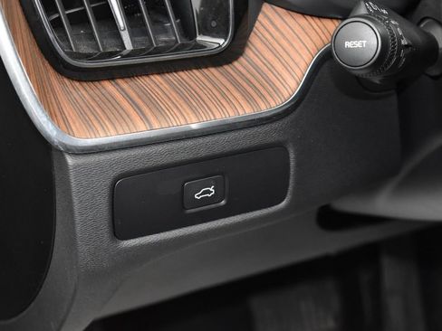 Used 2024 Volvo XC60 B5 Plus image 15