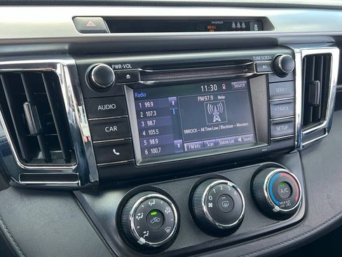 Used 2018 Toyota RAV4 LE FWD image 22