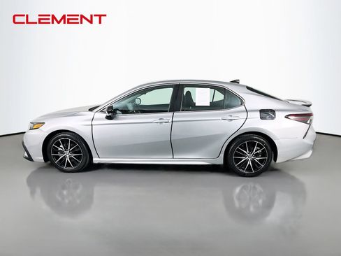 Used 2023 Toyota Camry SE FWD image 5