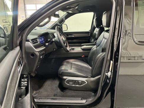 Used 2024 Jeep Wagoneer L Series II w/ Flexible Seating Group image 23