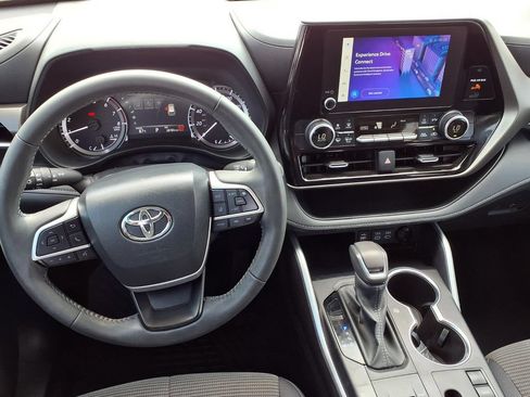 Used 2024 Toyota Highlander LE FWD image 13