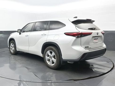 Used 2023 Toyota Highlander LE image 3