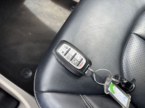 Used 2023 Chrysler Pacifica Touring-L FWD image 21