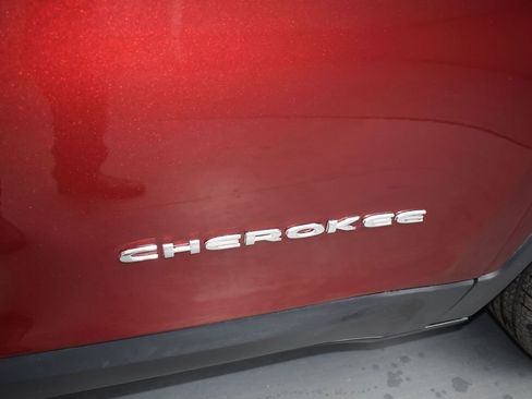 Used 2019 Jeep Cherokee Latitude w/ Popular Appearance Group FWD image 25