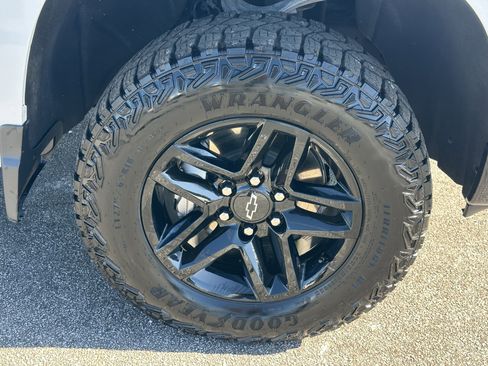 Used 2025 Chevrolet Silverado 1500 Custom Trail Boss AWD/4WD image 13