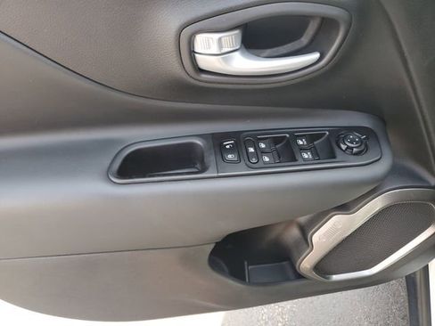 Used 2023 Jeep Renegade Latitude w/ Premium Group AWD/4WD image 19